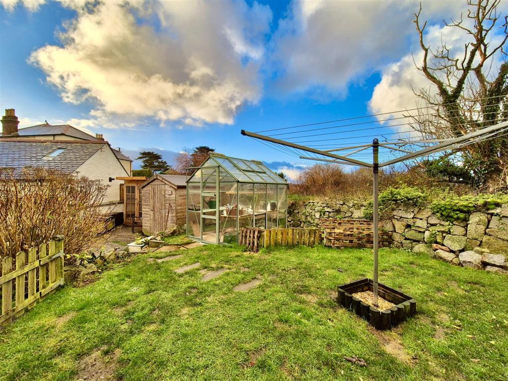 Lot: 109 - THATCHED DECEPTIVELY SPACIOUS DETACHED COTTAGE WITH GARDENS AND PARKING - Garden area